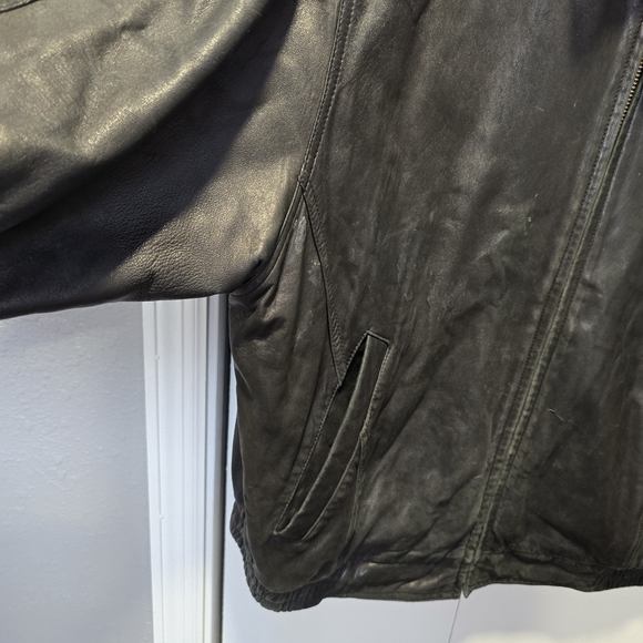 Men's Classic Black Leather Bomber Jacket - Picture 5 of 15
